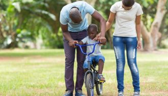 Ababyeyi bari kwigisha umwana igare